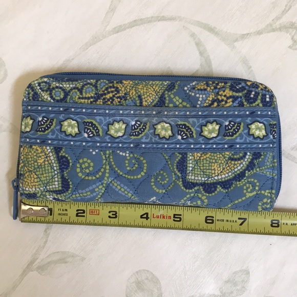 2/$15 Liz Claiborne quilted wallet - Picture 5 of 6
